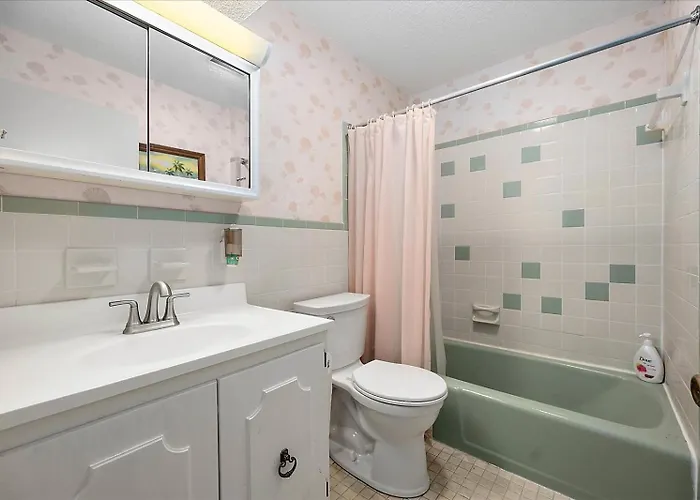 2 Bedroom, 3rd Floor With Great Views!