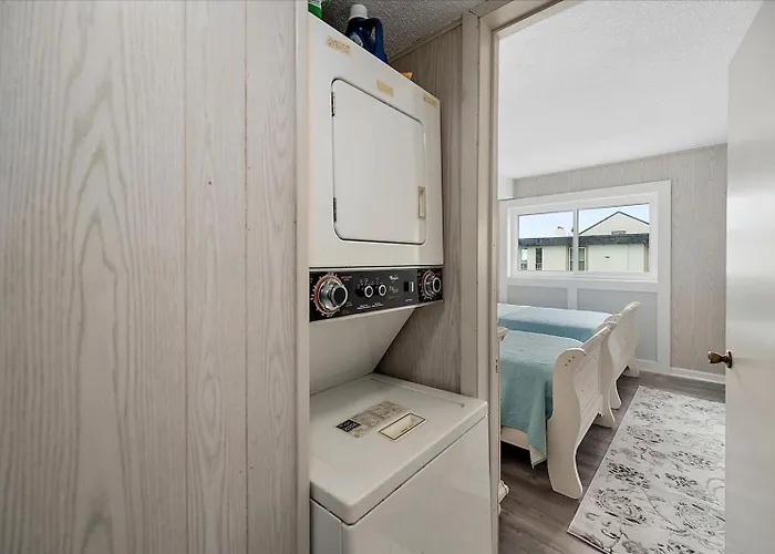 2 Bedroom, 3rd Floor With Great Views!